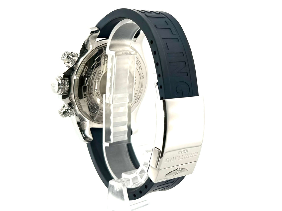 Breitling Super Avenger II Chronograph, Rückansicht, Edelstahlgehäuse, blaues Diver Pro III Kautschukband mit Faltschließe.