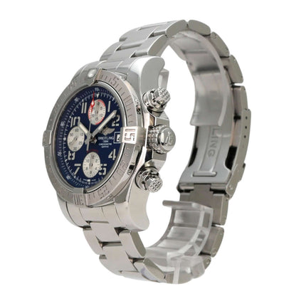 Breitling Avenger II Chronograph Automatik A1338111.C870.170A mit blauem Zifferblatt und Edelstahlarmband.