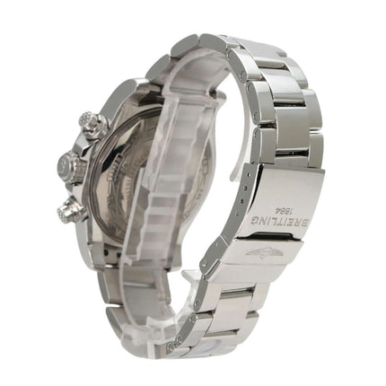 Detailansicht der Breitling Avenger II Chronograph Automatik A1338111.C870.170A mit Edelstahlarmband und Gehäuse.