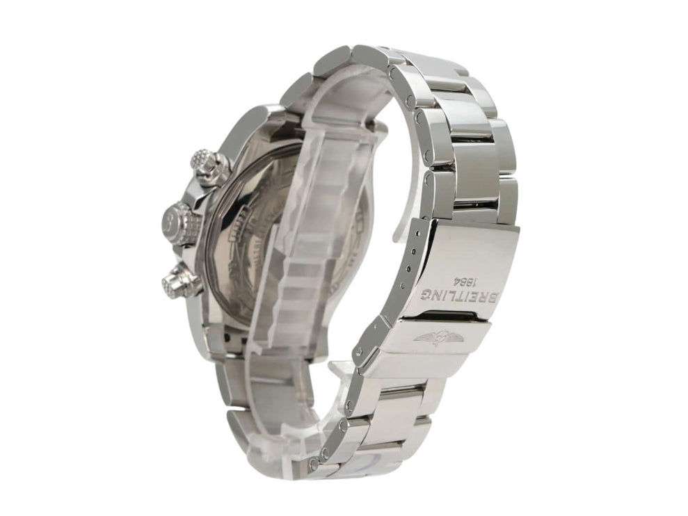 Detailansicht der Breitling Avenger II Chronograph Automatik A1338111.C870.170A mit Edelstahlarmband und Gehäuse.