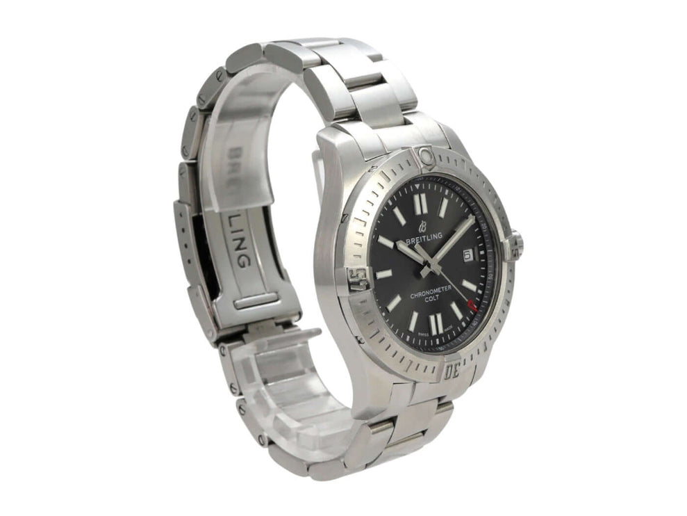 Breitling Chronomat Colt Automatic 41 A17313101F1A1 mit Edelstahlarmband und grauem Zifferblatt, seitliche Ansicht.