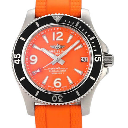 Breitling Superocean Automatic 36 A17316D71O1A1 mit orangefarbenem Zifferblatt und orangenem Kautschukband, 2022.