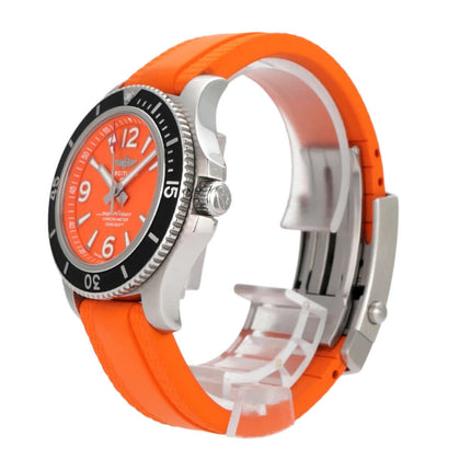 Breitling Superocean Automatic 36 A17316D71O1A1 mit orangenem Kautschukband und schwarzer Lünette.