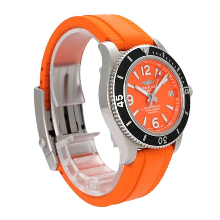 Breitling Superocean Automatic 36 A17316D71O1A1 mit orangefarbenem Kautschukband und schwarzer Lünette.