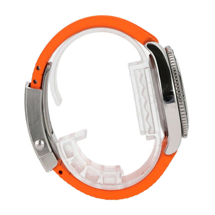 Breitling Superocean Automatic 36 Uhr mit orangefarbenem Kautschukband und Edelstahl-Gehäuse, seitliche Ansicht.