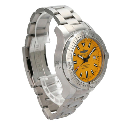Breitling Avenger Automatic 45 Seawolf Gelb A17319101I1A1 mit gelbem Zifferblatt und Edelstahlband.