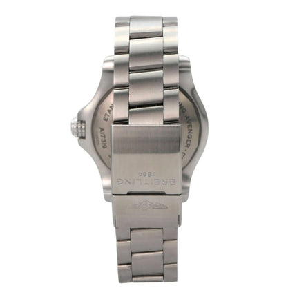Edelstahl-Gehäuse und Armband der Breitling Avenger Automatic 45 Seawolf Gelb A17319101I1A1 von hinten.