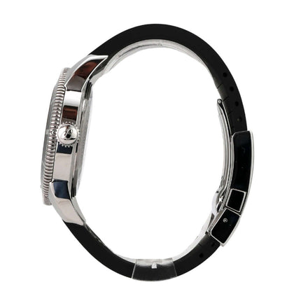 Seitenansicht der Breitling Superocean Heritage 46 A1732024.B868 mit Edelstahlgehäuse und schwarzem Kautschukband.