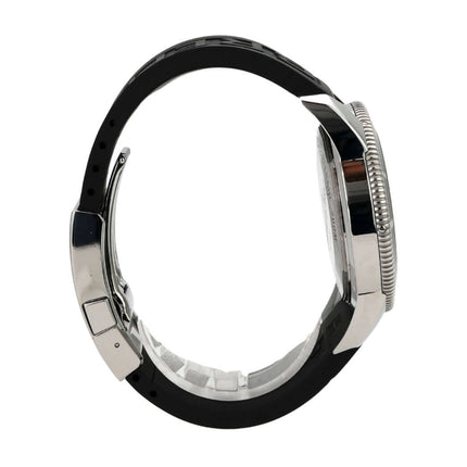 Breitling Superocean Heritage 46 A1732024.B868 seitliche Ansicht mit schwarzem Kautschukband und Edelstahl-Gehäuse.