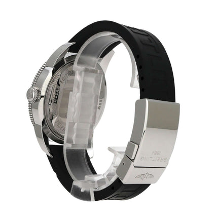 Breitling Superocean Heritage 46 A1732024.B868 Uhr mit schwarzem Kautschukband und Edelstahlschließe von der Seite.