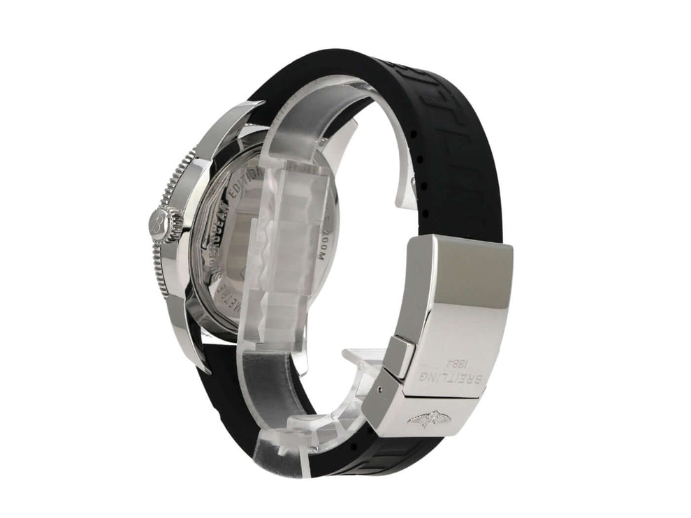 Breitling Superocean Heritage 46 A1732024.B868 Uhr mit schwarzem Kautschukband und Edelstahlschließe von der Seite.