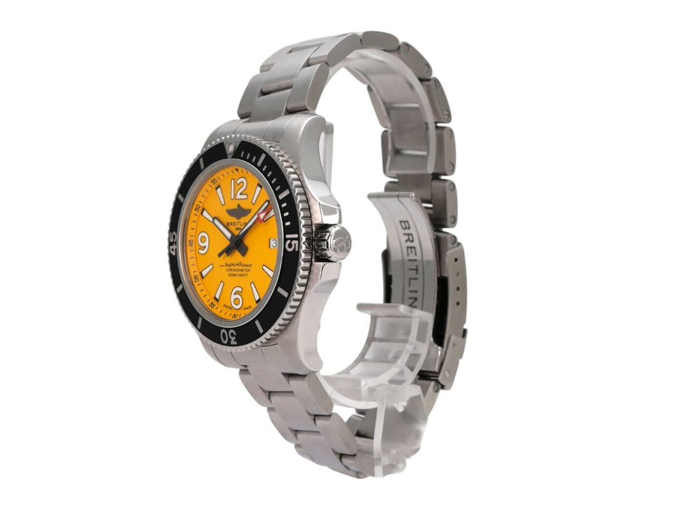 Breitling Superocean Automatic 44 Gelb A17367021I1A1 mit gelbem Zifferblatt und Edelstahlarmband seitlich leicht erhöht.