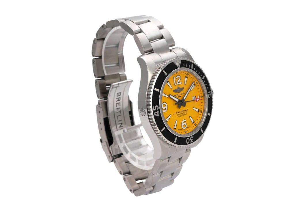Breitling Superocean Automatic 44 Gelb A17367021I1A1 Uhr mit gelbem Zifferblatt und Edelstahlband.