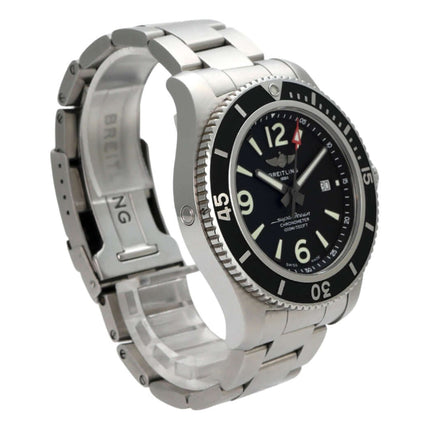 Breitling Superocean Automatic 44 A17367D71B1S1 Uhr mit Edelstahlband und schwarzem Zifferblatt.