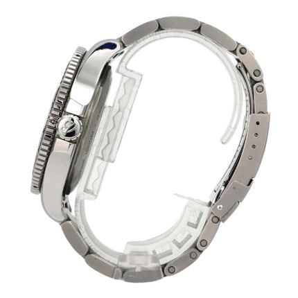 Breitling Superocean Automatic 44 A17367D71B1S1 seitliche Ansicht des Gehäuses und Armbands aus Edelstahl.