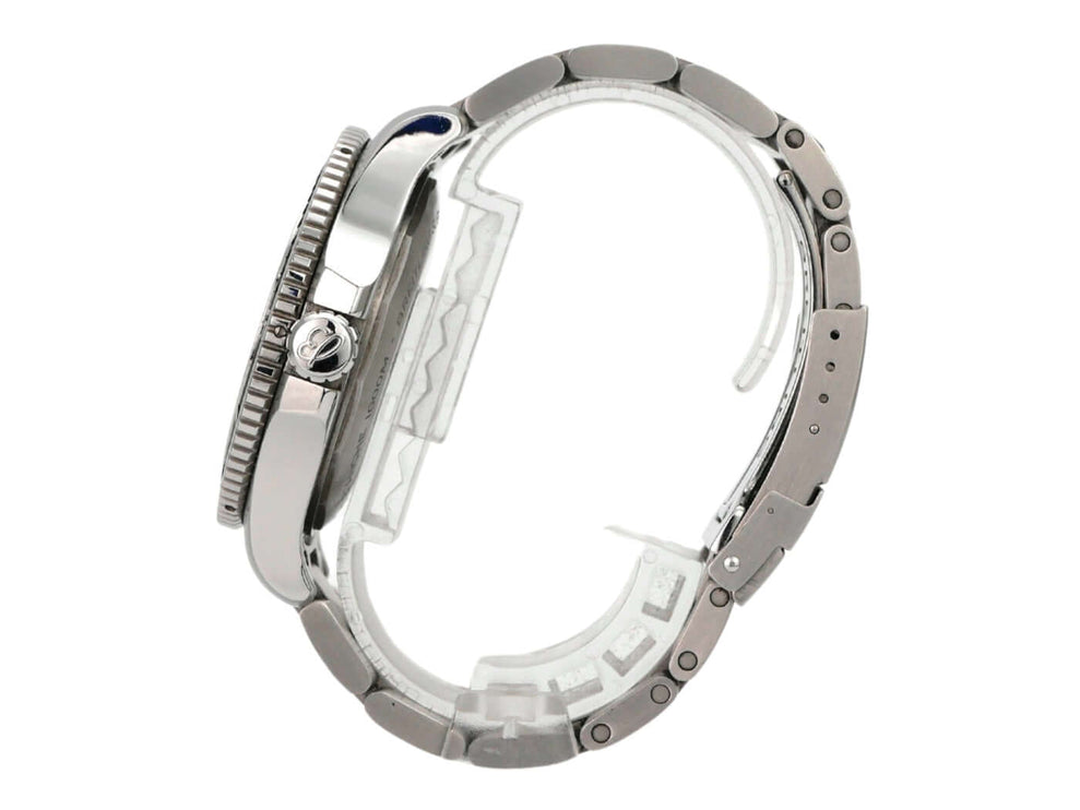 Breitling Superocean Automatic 44 A17367D71B1S1 seitliche Ansicht des Gehäuses und Armbands aus Edelstahl.