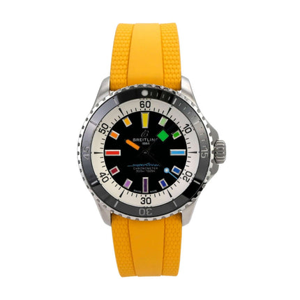 Breitling Superocean Automatic 42 Rainbow A17375211B2S4 mit gelbem Kautschukband und schwarzem Zifferblatt.