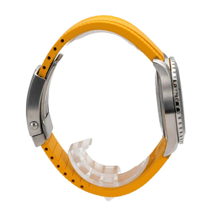 Seitenansicht der Breitling Superocean Automatic 42 Rainbow A17375211B2S4 mit gelbem Kautschukband.