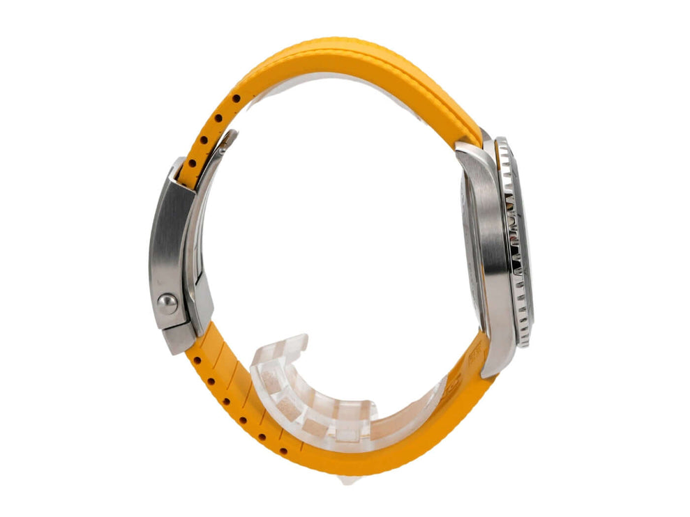 Seitenansicht der Breitling Superocean Automatic 42 Rainbow A17375211B2S4 mit gelbem Kautschukband.