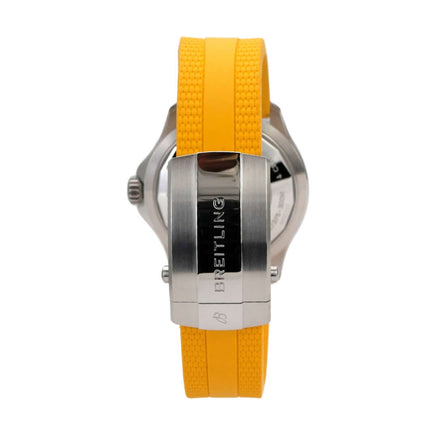 Breitling Superocean Automatic 42 Rainbow A17375211B2S4 mit gelbem Kautschukband und Edelstahlgehäuse.