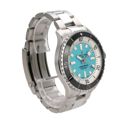 Breitling Superocean Automatic 44 A17376211L2A1 mit türkisfarbenem Zifferblatt und Edelstahlarmband.