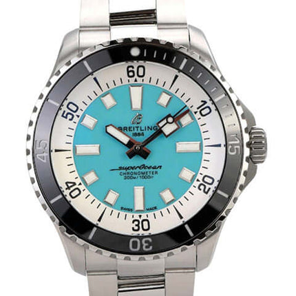 Breitling Superocean Automatic 44 A17376211L2A1 mit türkisfarbenem Zifferblatt und Edelstahlband, 44 mm Gehäusedurchmesser.