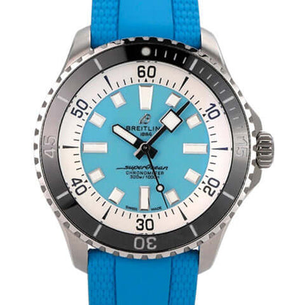 Breitling Superocean Automatic 44 A17376211L2S2 mit türkisem Kautschukband und blauem Zifferblatt, Edelstahlgehäuse.