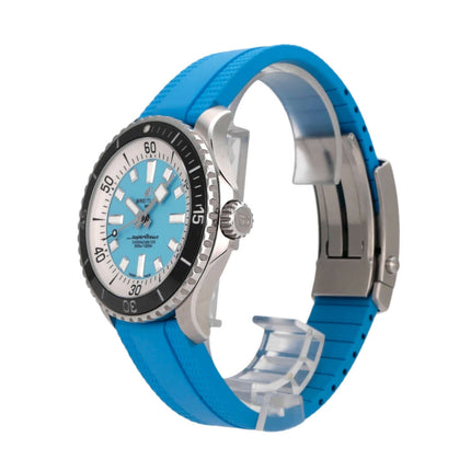 Breitling Superocean Automatic 44 A17376211L2S2 mit türkisem Kautschukband und Edelstahlgehäuse, seitliche Ansicht.