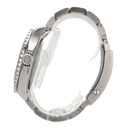 Seitenansicht des Breitling Superocean Automatic 46 mit Edelstahlarmband und drehbarer Lünette.