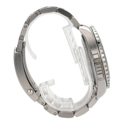 Seitenansicht der Breitling Superocean Automatic 46 Uhr mit Edelstahlgehäuse und drehbarer Lünette.