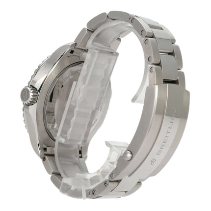 Breitling Superocean Automatic 46 Uhr mit Edelstahlarmband und poliertem Gehäuse, Seitenansicht.