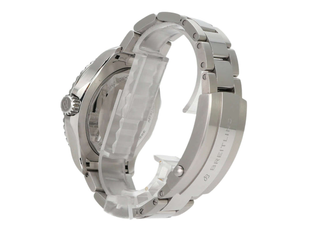 Breitling Superocean Automatic 46 Uhr mit Edelstahlarmband und poliertem Gehäuse, Seitenansicht.