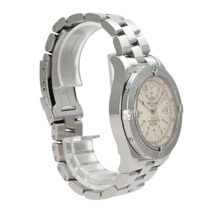 Breitling Colt Automatic A17380 mit Edelstahlgehäuse und silberfarbenem Zifferblatt, seitliche Ansicht.