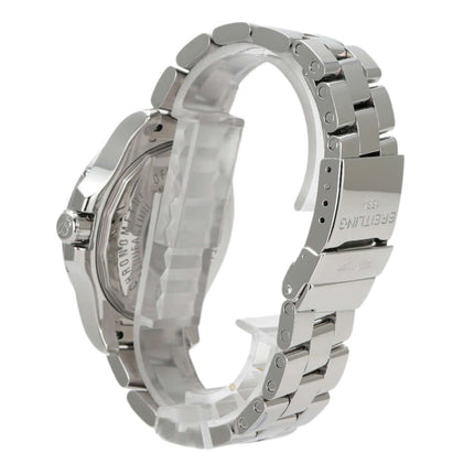 Seitenansicht der Breitling Colt Automatic A17380 Uhr mit Edelstahlarmband und faltbarer Schließe.