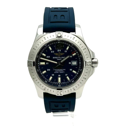 Breitling Colt Automatic A1738811.C906 mit blauem Kautschukband und Edelstahlgehäuse, 44 mm Gehäusedurchmesser, blaues Zifferblatt.