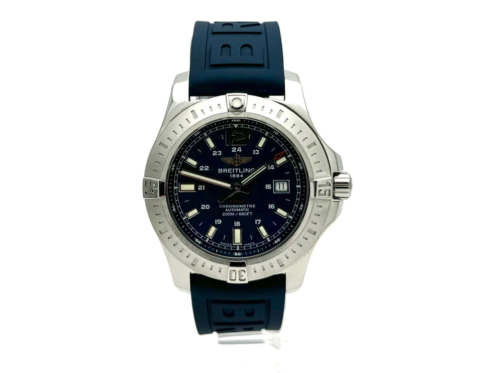 Breitling Colt Automatic A1738811.C906 mit blauem Kautschukband und Edelstahlgehäuse, 44 mm Gehäusedurchmesser, blaues Zifferblatt.