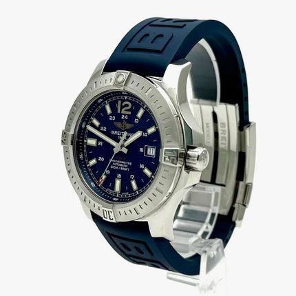 Breitling Colt Automatic A1738811.C906 mit blauem Kautschukband, poliertem Edelstahlgehäuse und blauem Zifferblatt auf einem Ständer