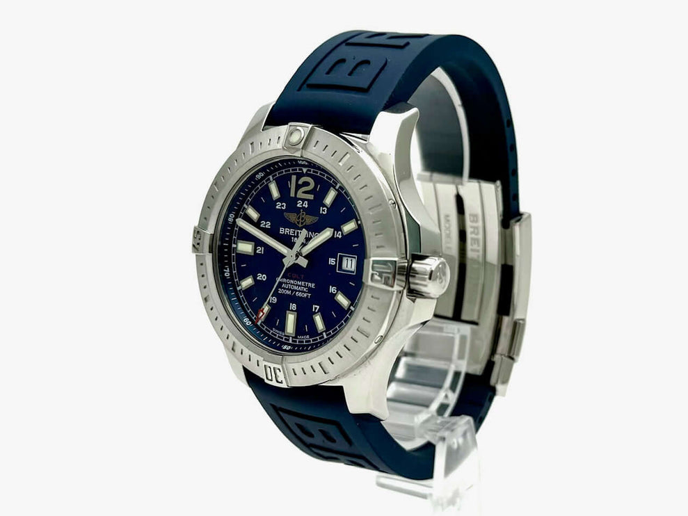 Breitling Colt Automatic A1738811.C906 mit blauem Kautschukband, poliertem Edelstahlgehäuse und blauem Zifferblatt auf einem Ständer