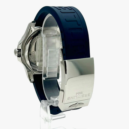 Rückansicht der Breitling Colt Automatic A1738811.C906 mit blauem Kautschukband und Edelstahl-Faltschließe.