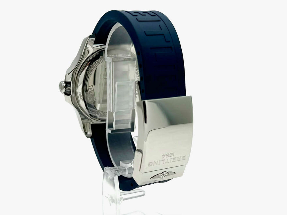 Rückansicht der Breitling Colt Automatic A1738811.C906 mit blauem Kautschukband und Edelstahl-Faltschließe.