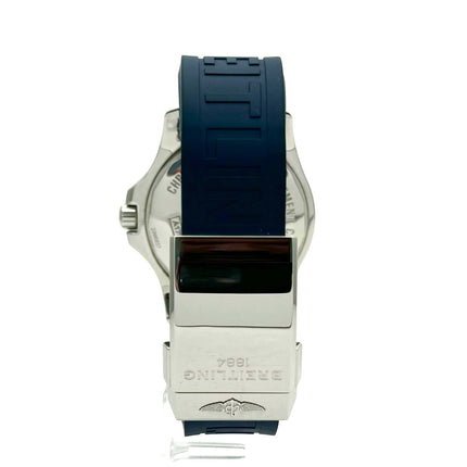 Rückansicht der Breitling Colt Automatic A1738811.C906 mit blauem Kautschukband und polierter Edelstahlschließe.