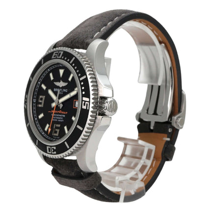 Breitling Superocean Orange Second 44 A1739102.BA80 Uhr mit schwarzem Zifferblatt und orangefarbenem Sekundenzeiger.