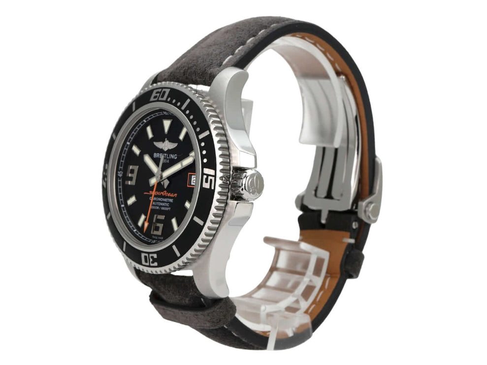 Breitling Superocean Orange Second 44 A1739102.BA80 Uhr mit schwarzem Zifferblatt und orangefarbenem Sekundenzeiger.