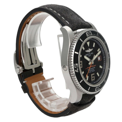 Breitling Superocean Orange Second 44 A1739102.BA80 seitliche Ansicht mit schwarzem Zifferblatt und Lederband