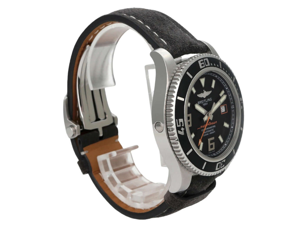 Breitling Superocean Orange Second 44 A1739102.BA80 seitliche Ansicht mit schwarzem Zifferblatt und Lederband