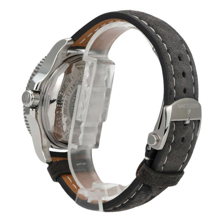 Breitling Superocean Orange Second 44 A1739102.BA80 seitliche Ansicht des Armbands und Gehäuses.