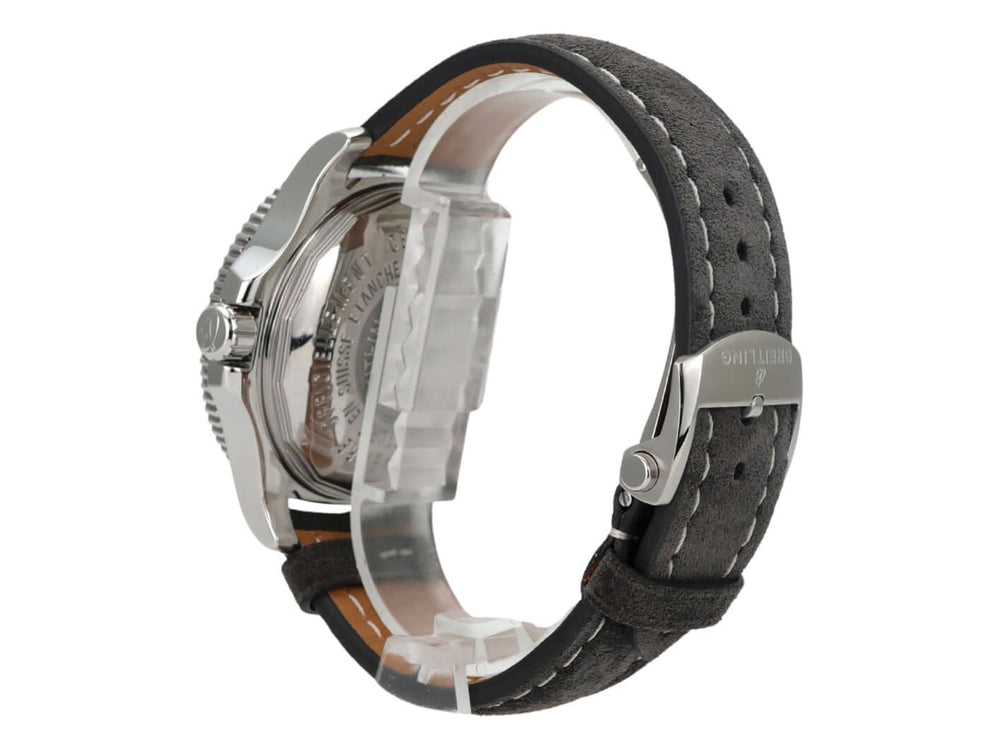 Breitling Superocean Orange Second 44 A1739102.BA80 seitliche Ansicht des Armbands und Gehäuses.
