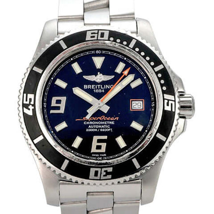 Breitling Superocean Orange Second 44 A1739102.BA80.134A Uhr mit schwarzem Zifferblatt und Edelstahlarmband.