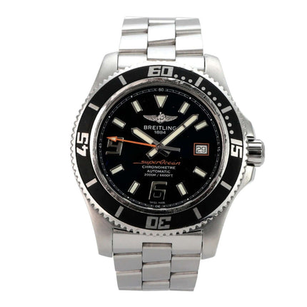 Breitling Superocean Orange Second 44 A1739102.BA80.134A mit schwarzem Zifferblatt und Edelstahlarmband.