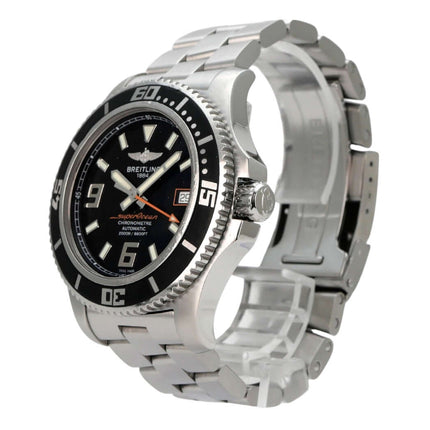 Breitling Superocean Orange Second 44 A1739102.BA80.134A Uhr mit schwarzem Zifferblatt und Edelstahlarmband.